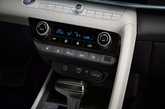 The new Elantra Dual full auto air conditioner